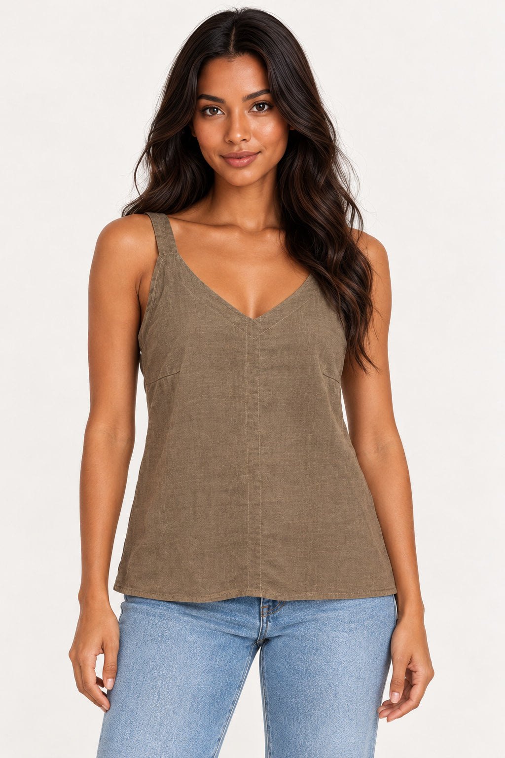 Bege | Blusa regata Amicia Visco Pesponto bege, decote V com costura aparente, vestida na modelo com jeans azul
