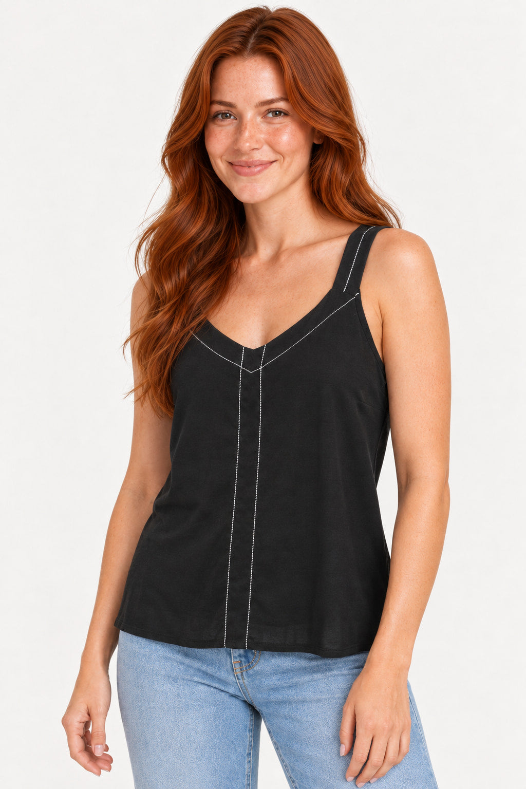Preto | Detalhe da blusa regata Amicia Visco Pesponto preta com costuras brancas no decote V e no centro do corpo