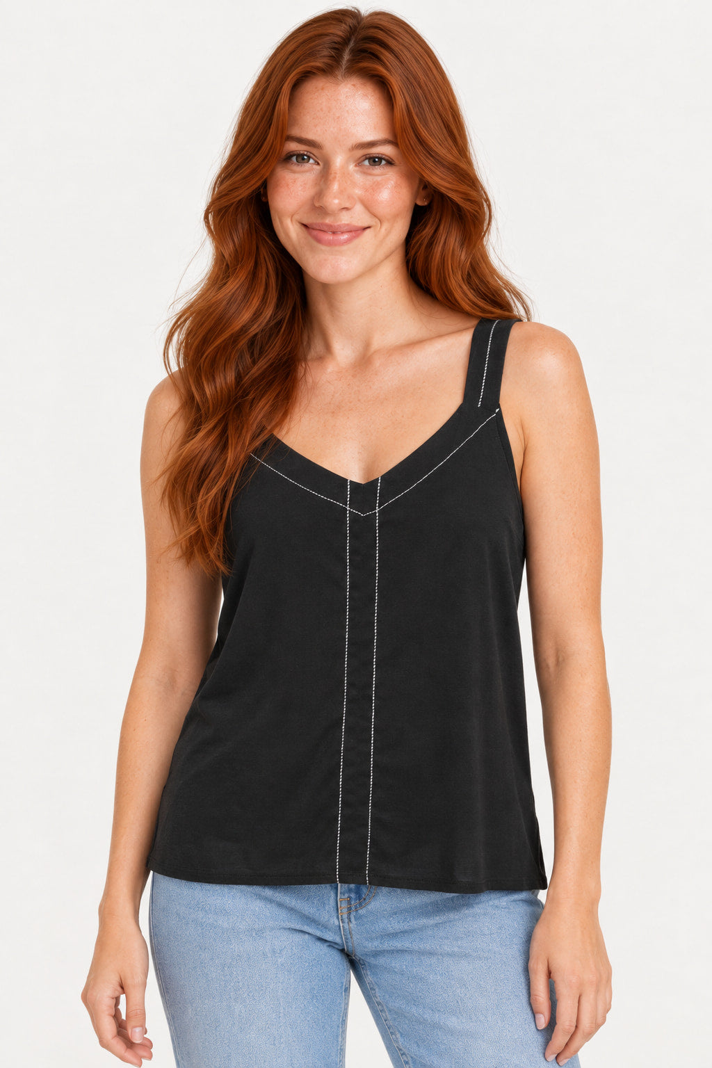 Preto | Blusa regata Amicia Visco Pesponto preta com pesponto branco em decote V e linha central, vestida na modelo