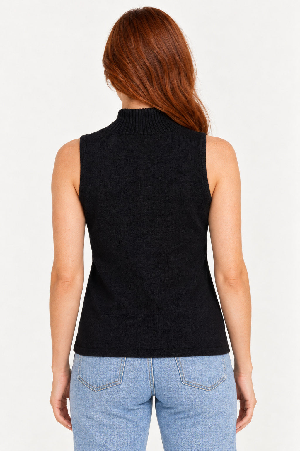 Preto | Blusa sem manga gola alta Tricot Revanche preta, vista de costas com a gola alta em ribana na modelo ruiva