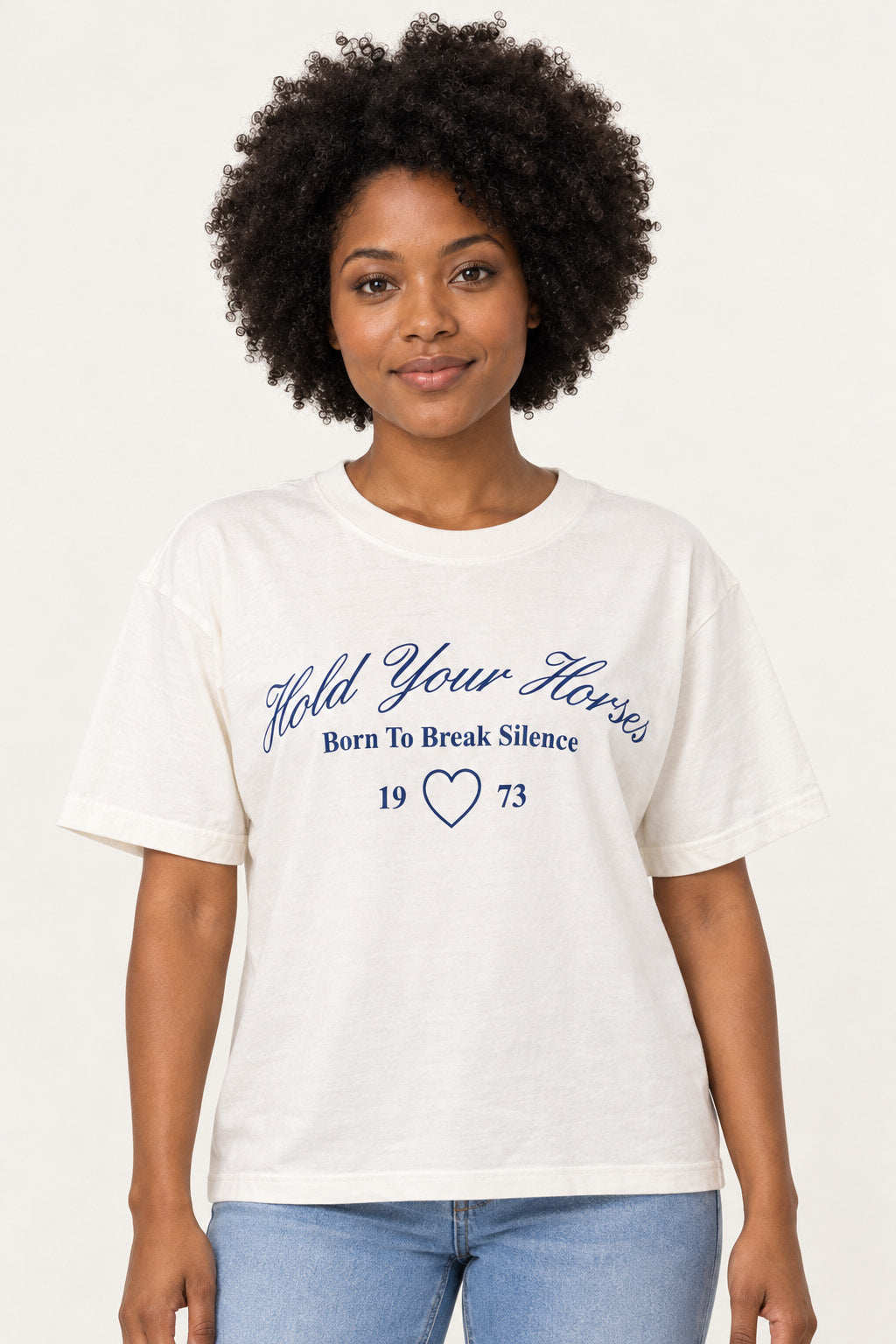 Off | Blusa T-Shirt Born Lerrux em off-white com estampa azul marinho Hold Your Horses, Born To Break Silence e coração, vestida na