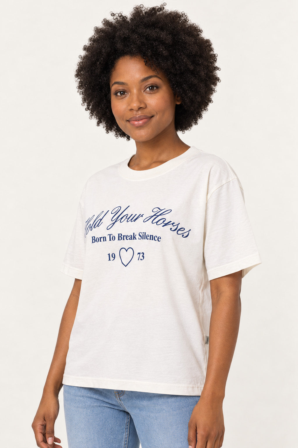 Off | Blusa T-Shirt Born Lerrux off-white com estampa azul marinho, vista de lado na modelo, mostrando o caimento da manga e da mal
