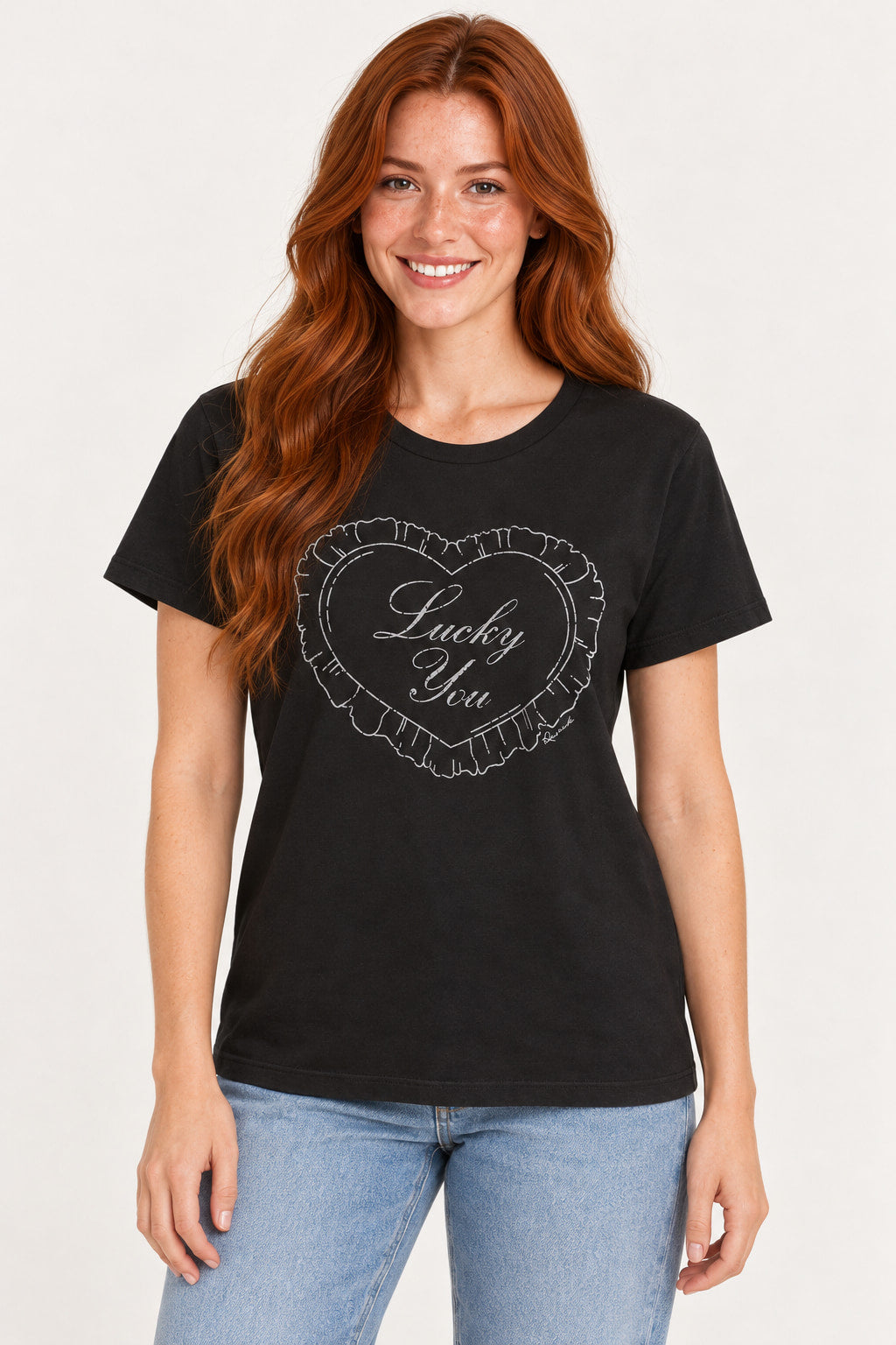 Preto | Blusa T-Shirt Estampada Revanche preta com estampa de coração e frase Lucky You, vestida na modelo de frente
