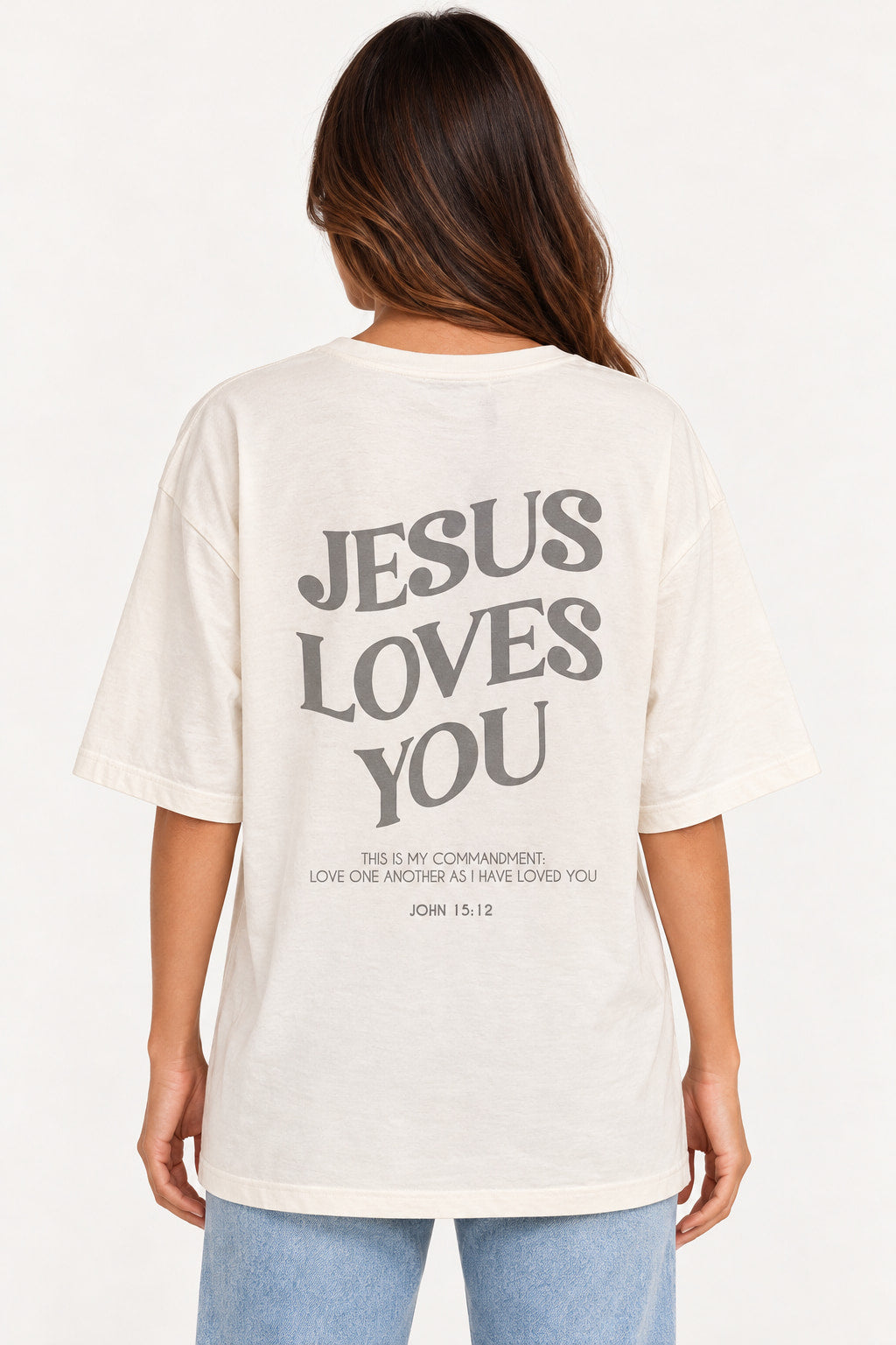 Off | Blusa T-Shirt Jesus Loves You Dolcemme em off-white vista das costas, com grande estampa JESUS LOVES YOU e a frase John 15:12