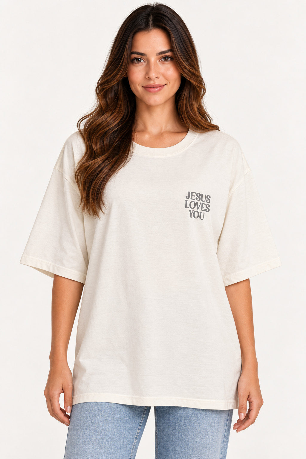 Off | Blusa T-Shirt Jesus Loves You Dolcemme em off-white, vestida na modelo, com estampa JESUS LOVES YOU pequena no peito esquerdo