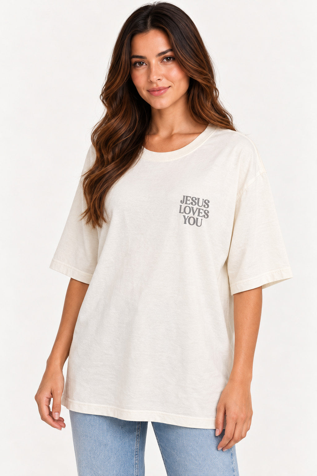 Off | Blusa T-Shirt Jesus Loves You Dolcemme em off-white, modelo de lado com a estampa JESUS LOVES YOU no peito e manga curta larg
