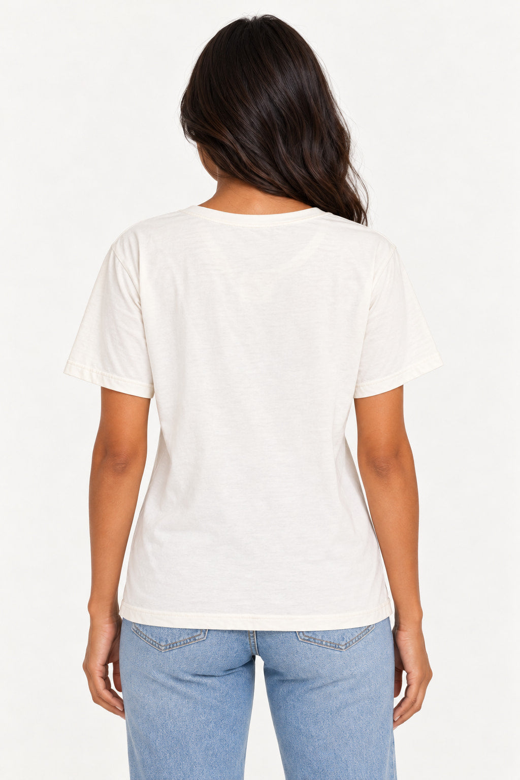 Off | Blusa T-Shirt Dolcemme off-white vista de costas, com gola redonda e manga curta, com calça jeans