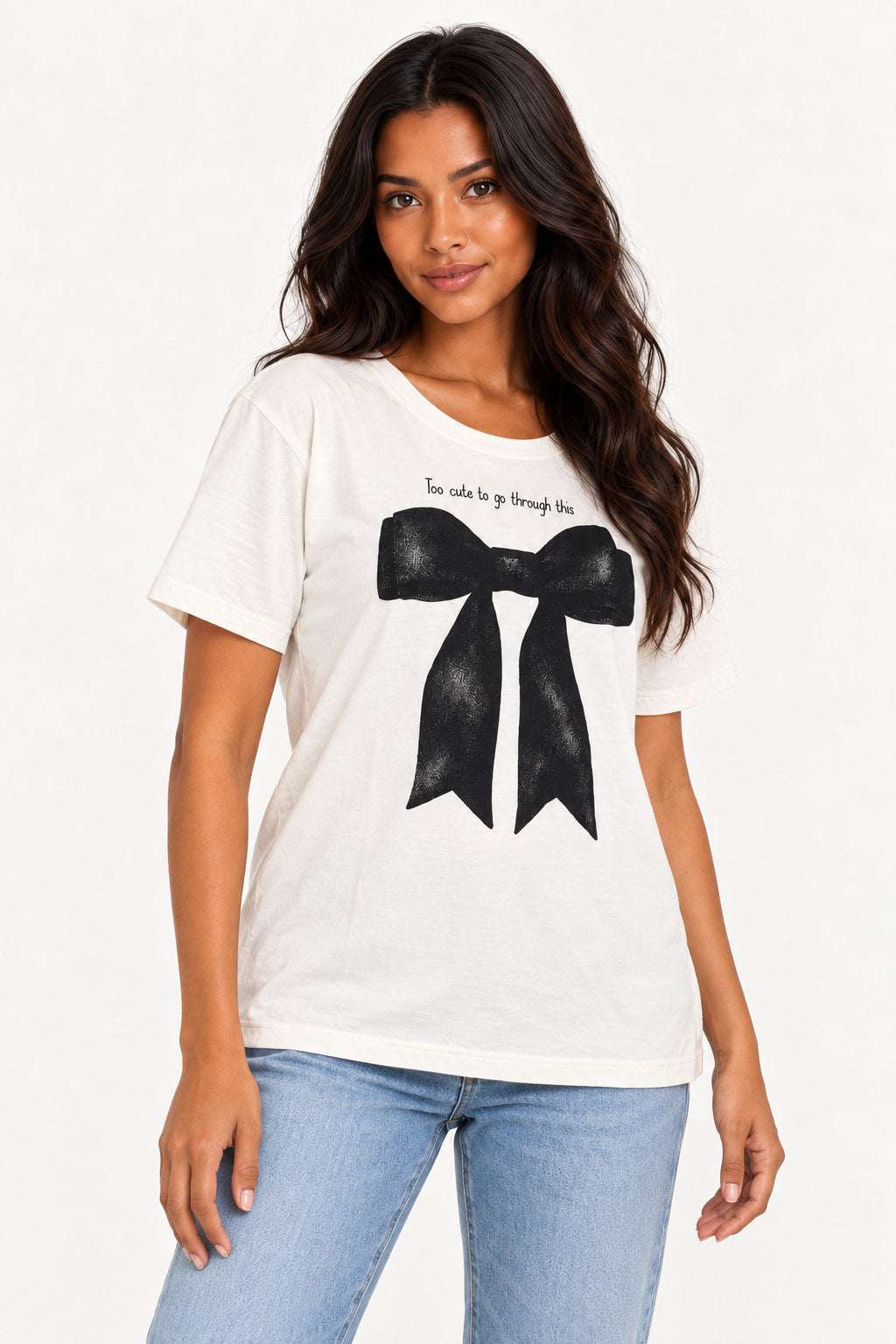 Off | Blusa Dolcemme off-white de manga curta com laço preto estampado no peito, vestida em modelo com calça jeans