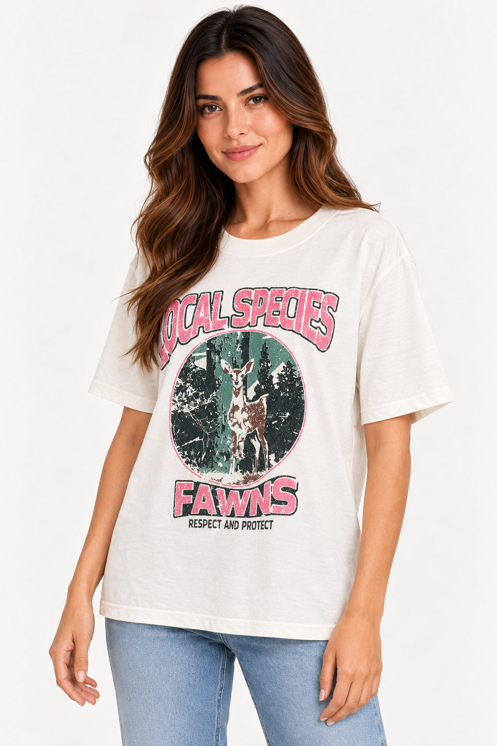 Off | Blusa T-Shirt Local Species Lerrux off white com estampa de cervo em círculo verde e rosa, vista de frente em close no busto