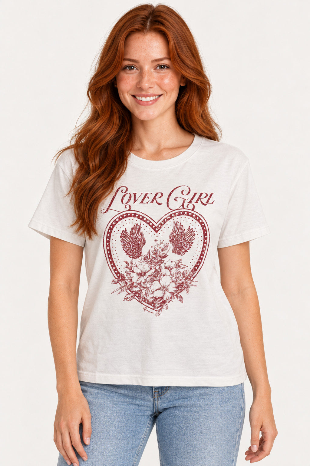 Branco | Blusa T-Shirt Manga Curta Estampada Revanche branca com estampa Lover Girl em vermelho, vestida na modelo de frente