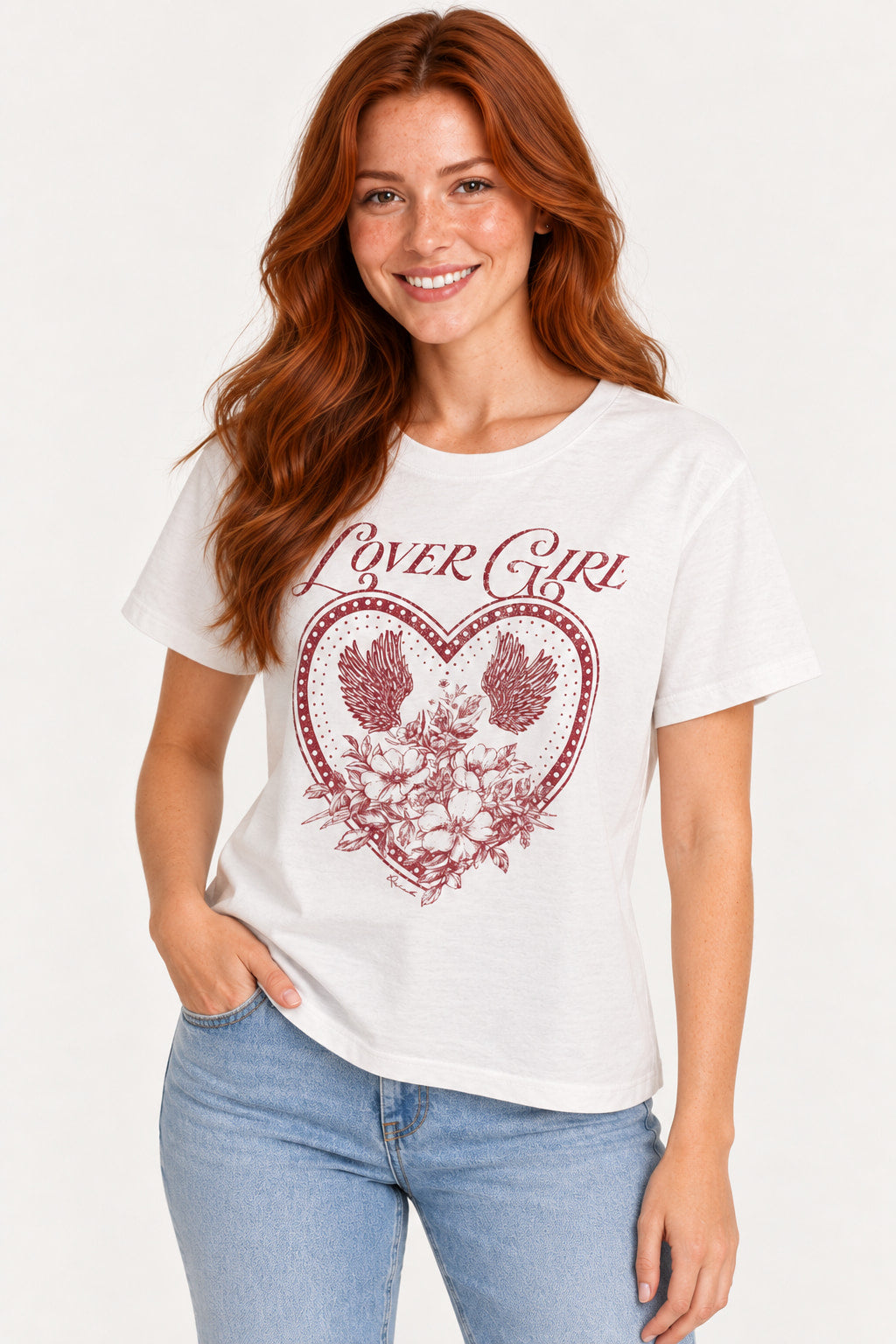 Branco | Blusa T-Shirt Manga Curta Estampada Revanche branca com estampa Lover Girl em vermelho, vestida na modelo com a mão no bolso 