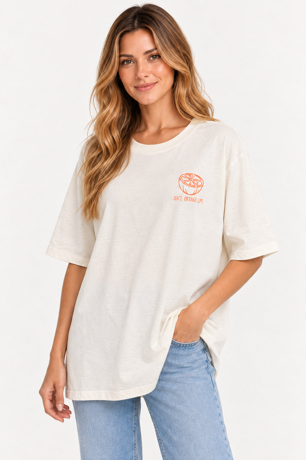 Off | Blusa T-Shirt Manga Curta Long Orange Juice Gringa off white de modelagem oversized com estampa laranja no peito, com jeans