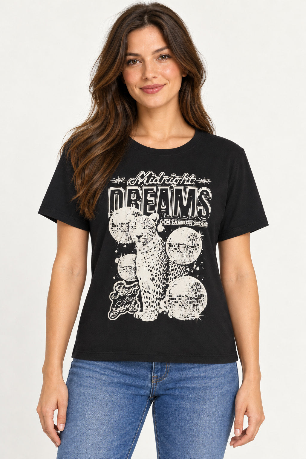 Preto | Blusa T-Shirt Midnight Dreams Dolcemme preta com estampa de leopardo e bolas de discoteca, vestida na modelo Imagem principal do produto