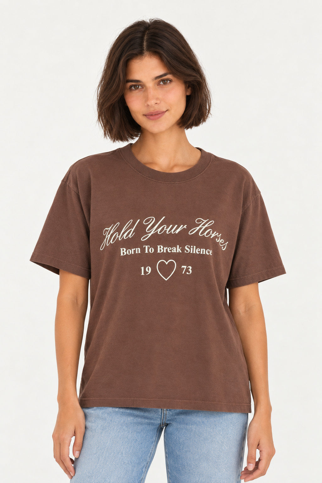 Marrom | Blusa T-Shirt Pasta Lerrux marrom com estampa Hold Your Horses, Born To Break Silence e 1973 com coração em off-white, vestid