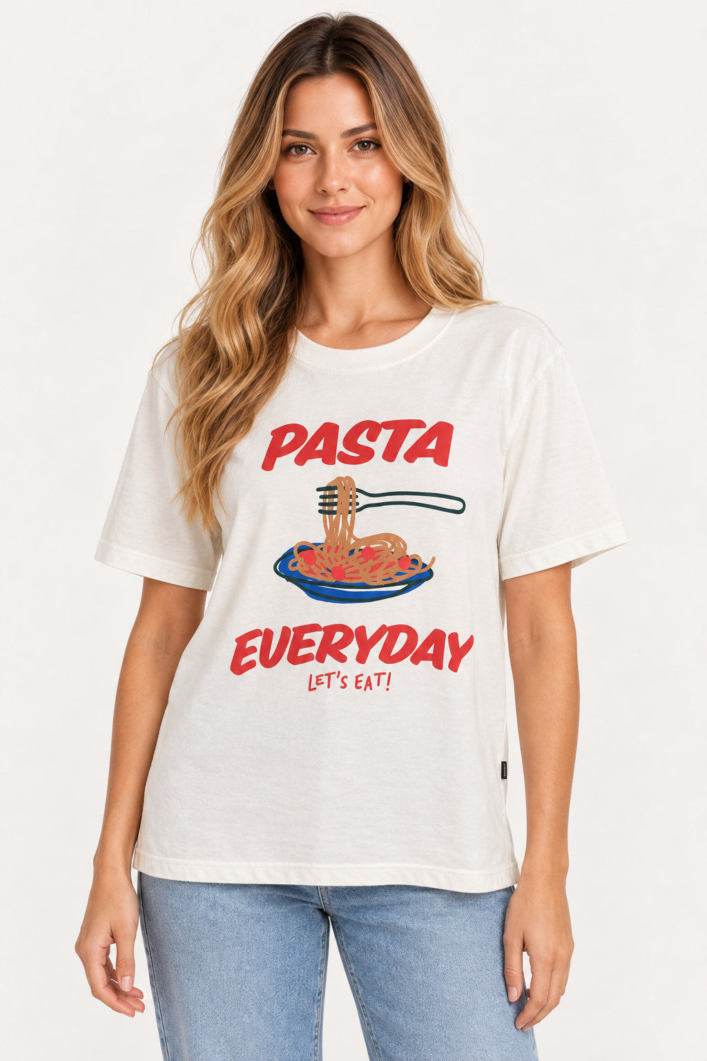 Off | Blusa T-Shirt Pasta Lerrux off-white com estampa vermelha PASTA EVERYDAY e desenho de espaguete no garfo, vestida na modelo