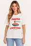 Off | Blusa T-Shirt Pasta Lerrux off-white com estampa vermelha PASTA EVERYDAY e desenho de espaguete no garfo, vestida na modelo