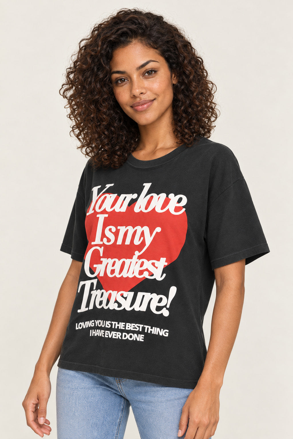 Verde | Blusa T-Shirt Your Love Lerrux preta com estampa de coração vermelho, vista de lado na modelo