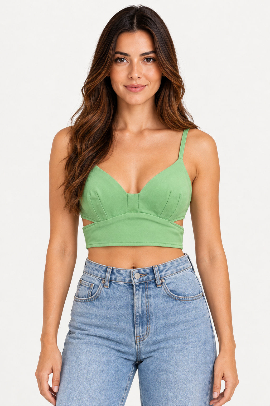 Verde | Blusa top Abertura Skenn verde com alças finas, decote em V e recorte na cintura, vestida com jeans azul claro