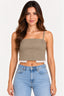Areia | Blusa top cropped Color Twill Revanche em tom areia, frente com alças finas e barra com detalhe claro, vestida com jeans