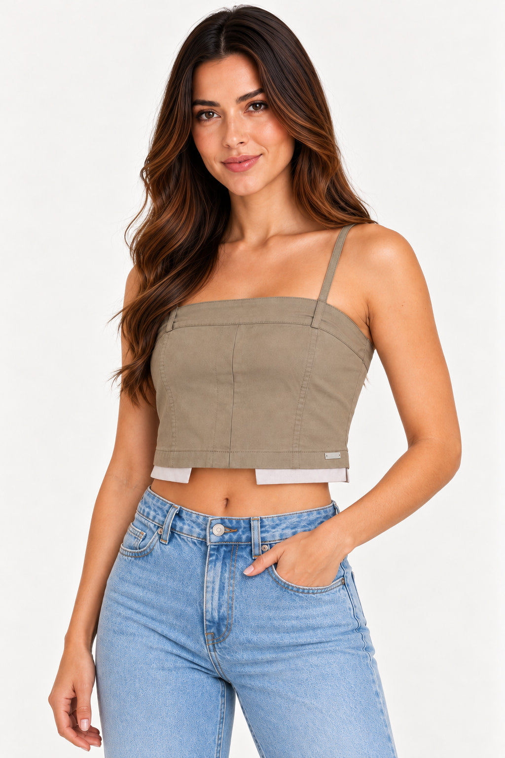 Areia | Blusa top cropped Revanche areia com alças finas e corte reto, vista de três quartos com modelo de jeans e mão no bolso
