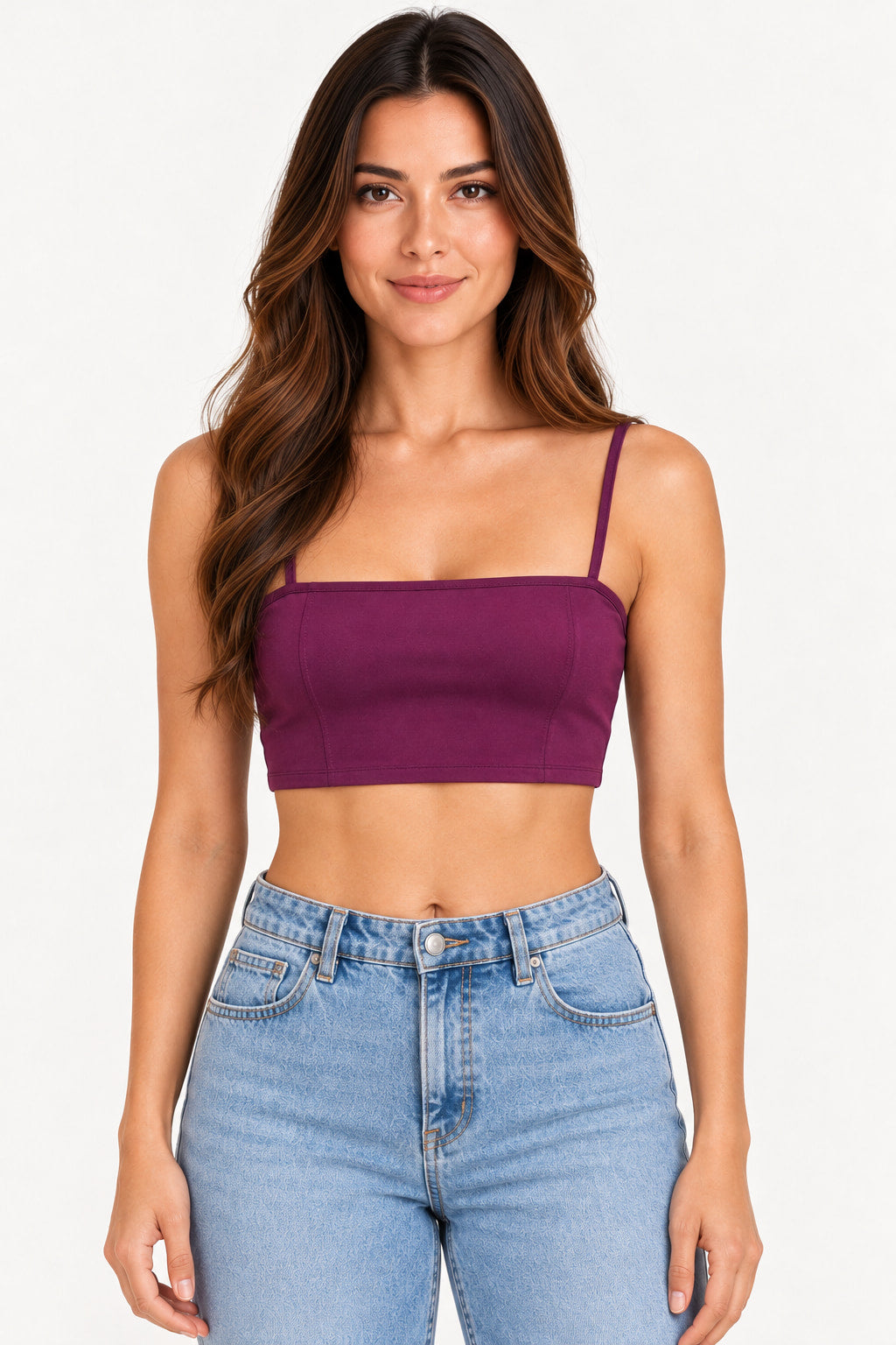 Roxo | Blusa Groovy top cropped liso roxa com alças finas, vestida na modelo de frente com calça jeans