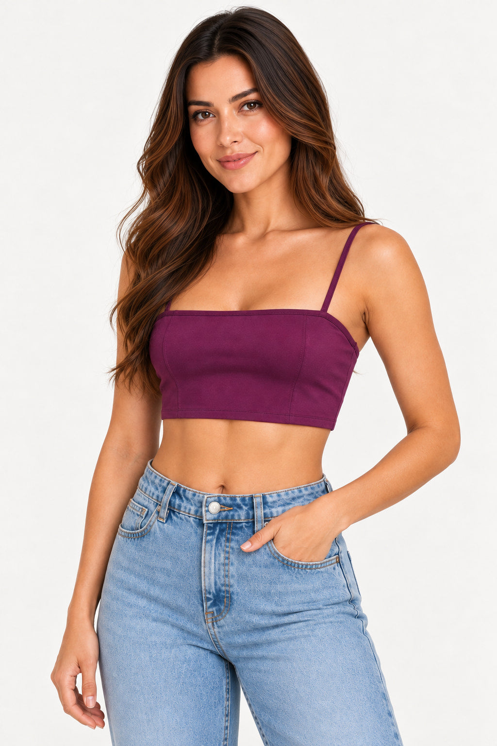 Roxo | Blusa Groovy top cropped liso roxa com alças finas, modelo de lado com a mão no bolso da calça jeans