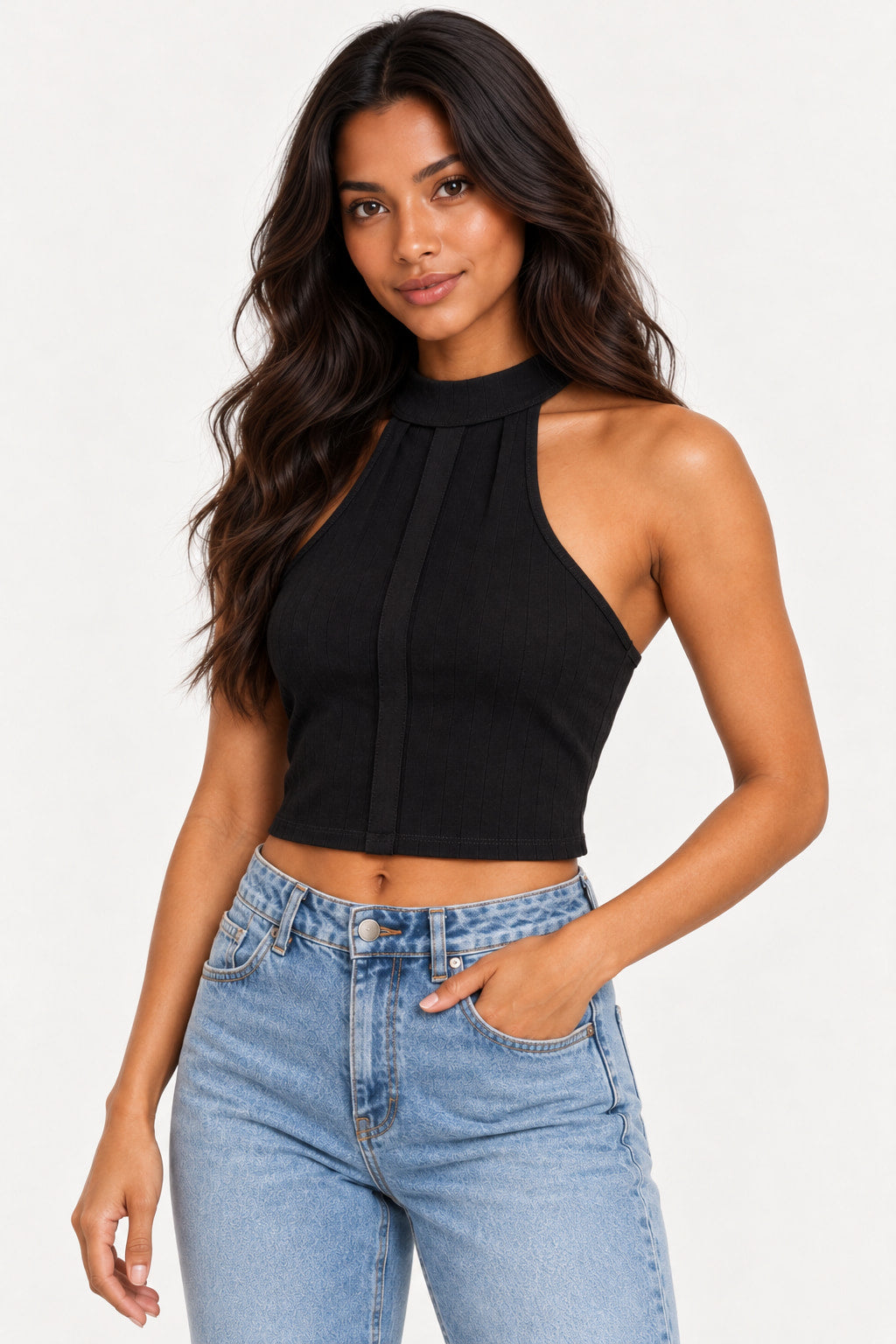 Preto | Blusa top gola alta Groovy preta, lateral, com decote nas costas e calça jeans azul clara