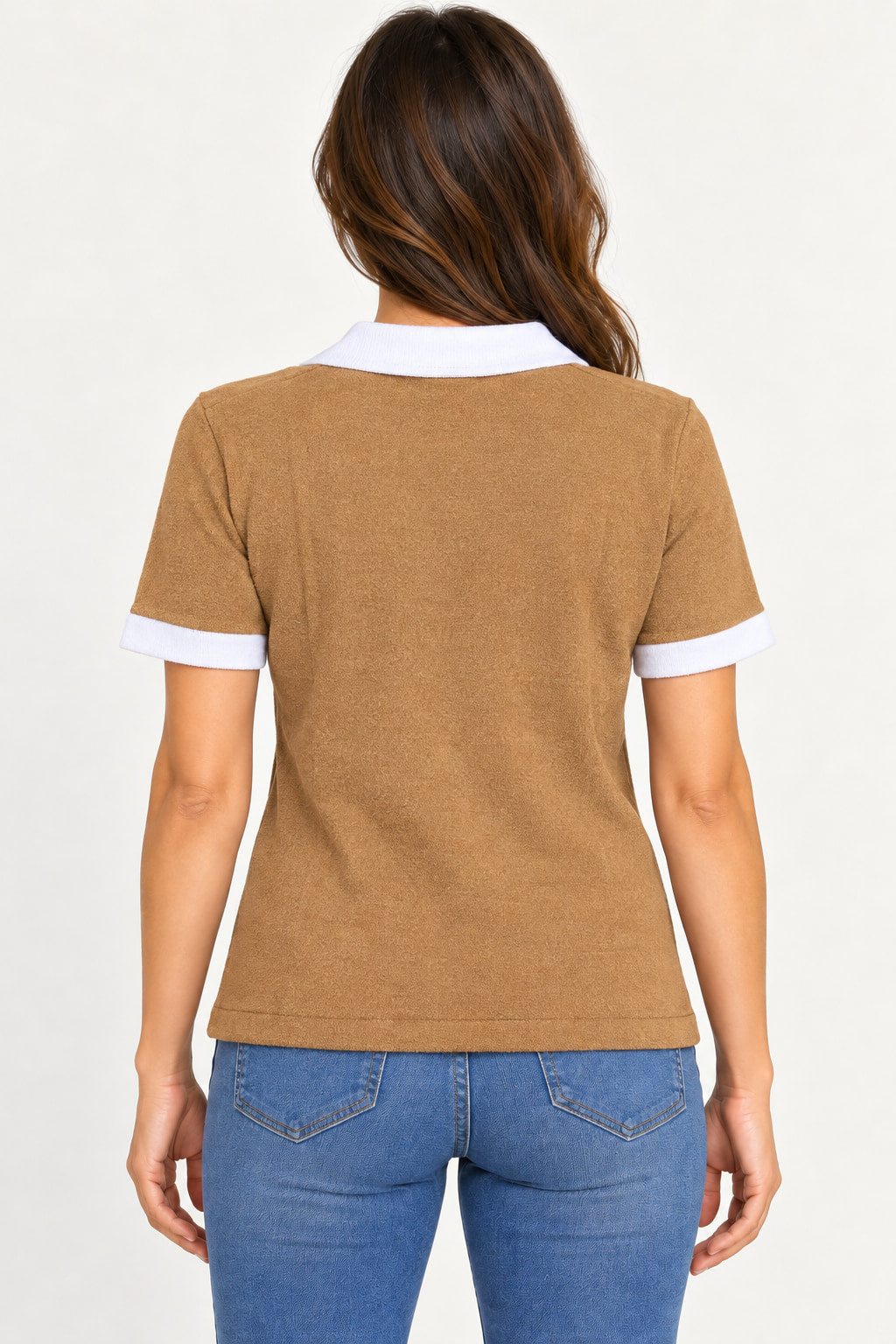 Bege | Blusa tricot polo lisa Sandory bege com acabamento branco na gola e nas mangas, vista de costas