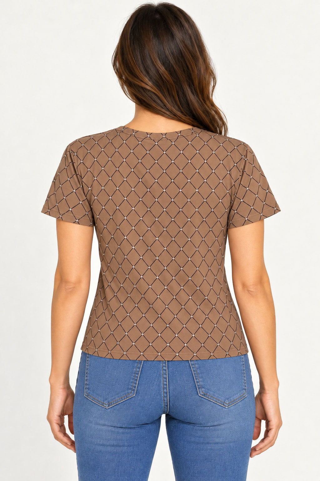 Marrom | Blusa CS Tule Strass marrom com estampa de losangos vista de costas, mangas curtas e modelagem reta