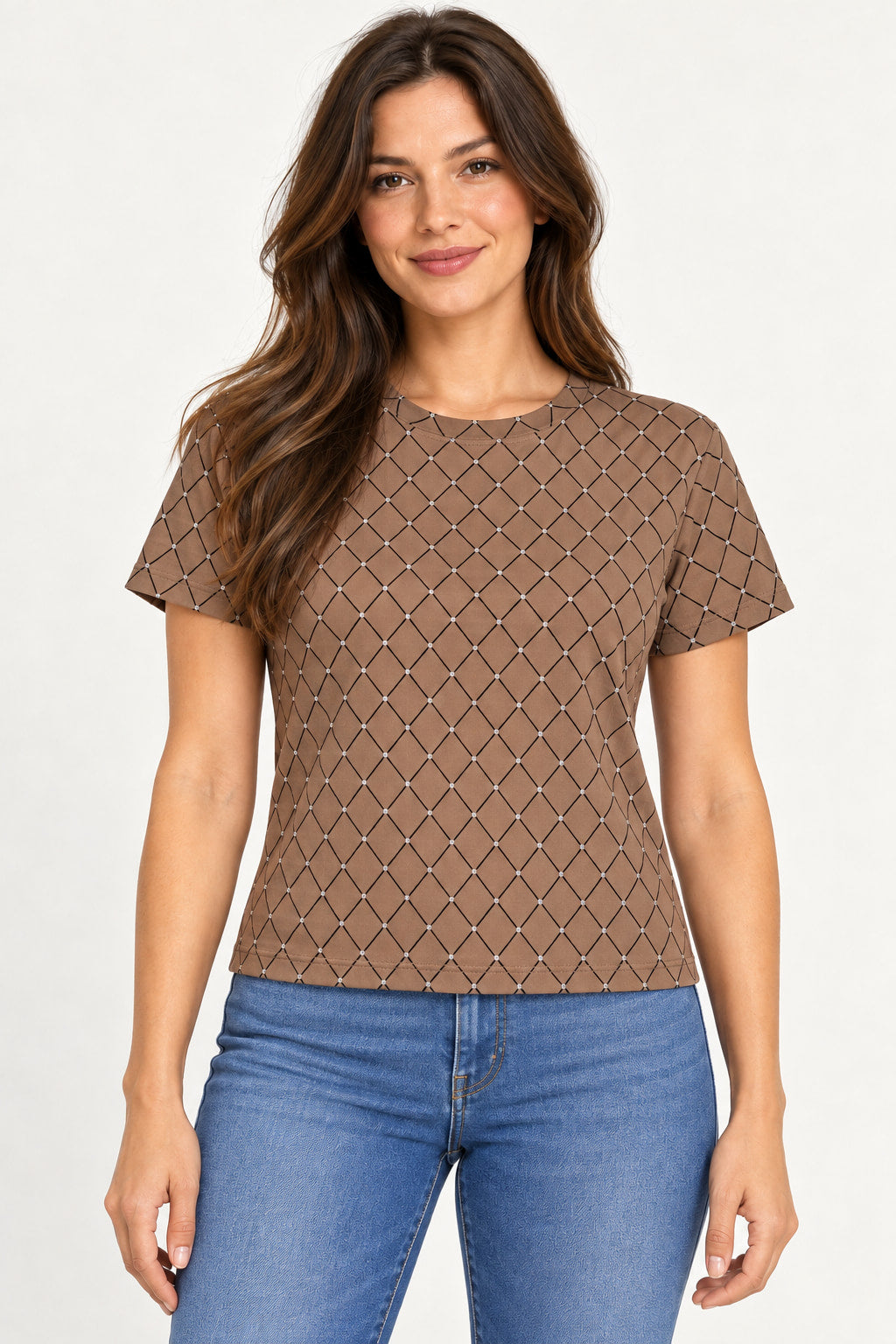 Marrom | Blusa CS Tule Strass marrom com estampa de losangos, vestida em modelo de frente com calça jeans