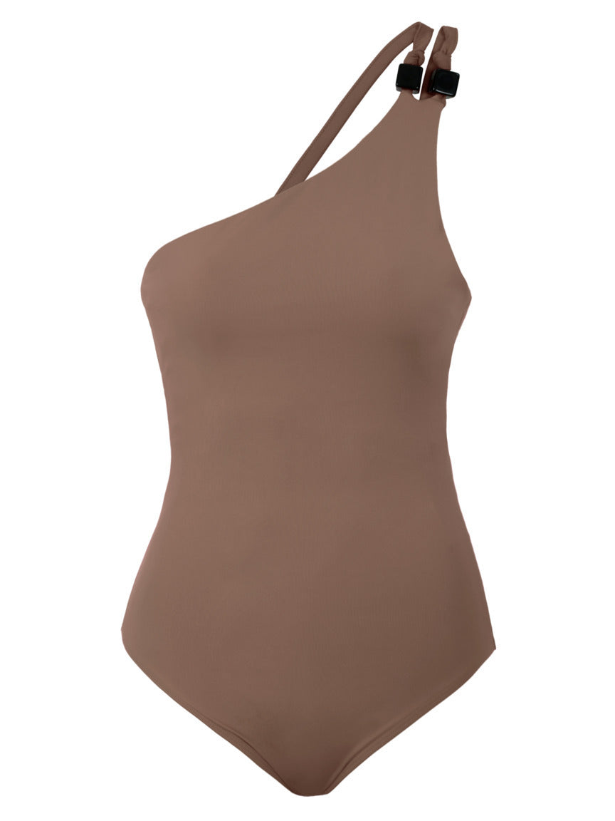 Body Assimétrico Skenn marrom de alça única com fivela preta no ombro, em fundo branco