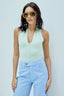 Body Basic Decote V Skenn em verde menta, vestido sobre jeans azul claro com óculos amarelos