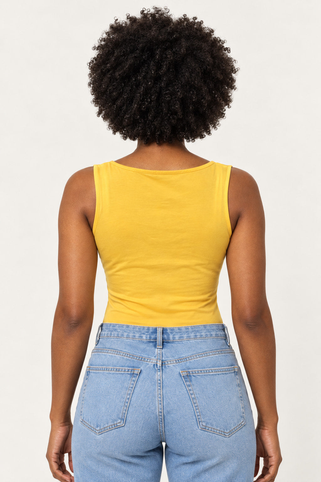 Mostarda | Body Skenn mostarda de alças largas visto de costas, combinado com calça jeans azul clara