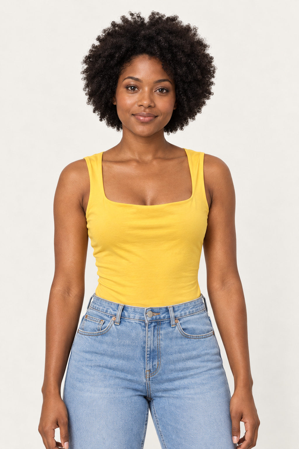 Mostarda | Body Skenn decote basic quadrado mostarda, vestido com jeans claro, vista frontal