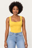 Mostarda | Body Skenn decote basic quadrado mostarda, vestido com jeans claro, vista frontal