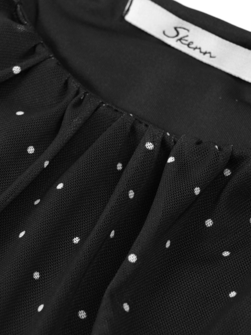 Body Skenn Listrado Tule preto, detalhe do tule com pontinhos brancos e franzido na gola, etiqueta da marca em destaque