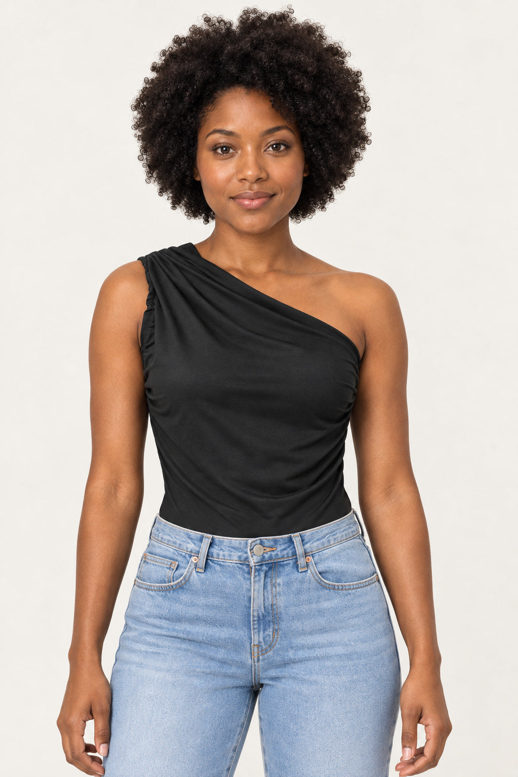 Preto | Body um ombro só CS em poliamida preto, com drapeado lateral, vestido em modelo de frente com jeans azul claro