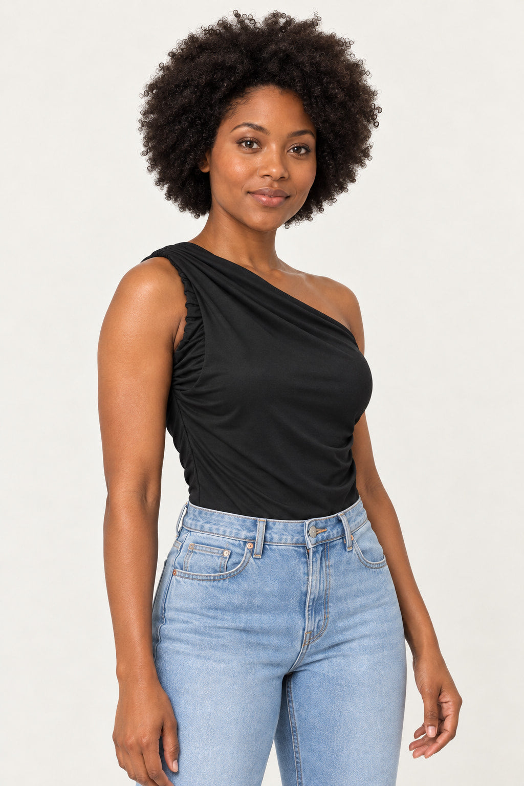 Preto | Body um ombro só CS preto de poliamida com franzidos laterais, mostrado de lado com calça jeans azul claro