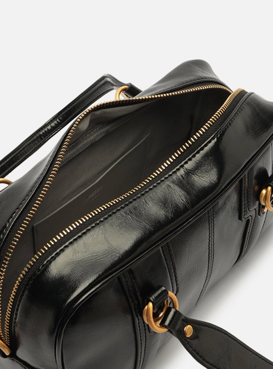 Bolsa Arezzo Bowling preta com zíper dourado aberto mostrando o forro interno