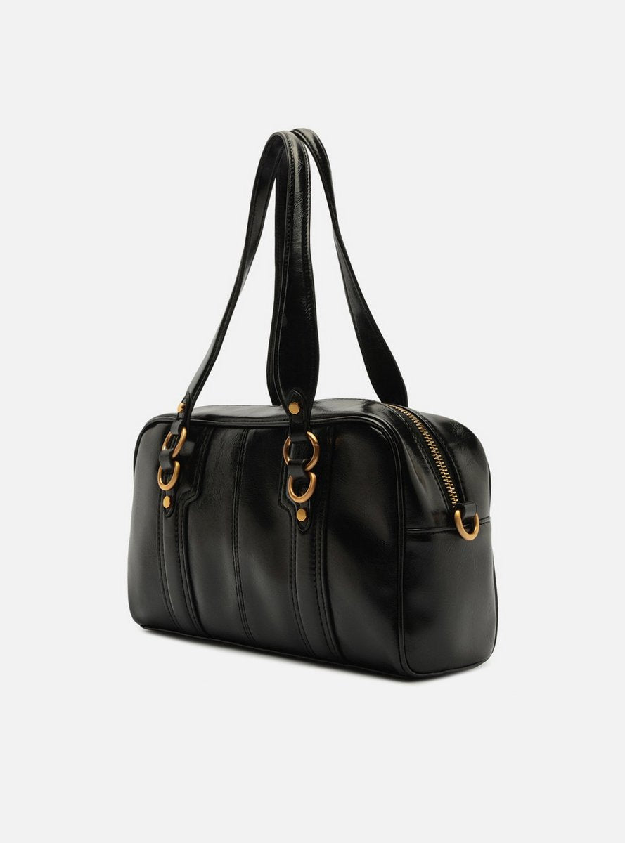 Bolsa Arezzo Bowling preta com argolas douradas e zíper lateral dourado, vista em ângulo