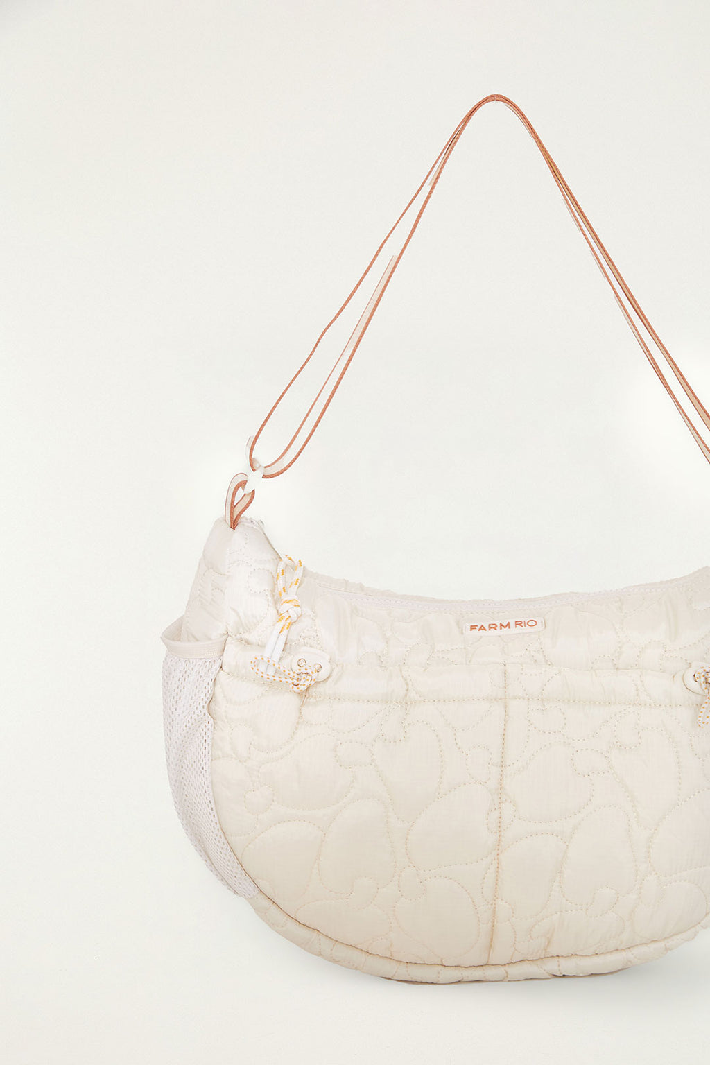 Bolsa Farm Banana G Lisos Puffer bege da Farm Etc, detalhe do tecido acolchoado com costura em relevo e pingente dourado