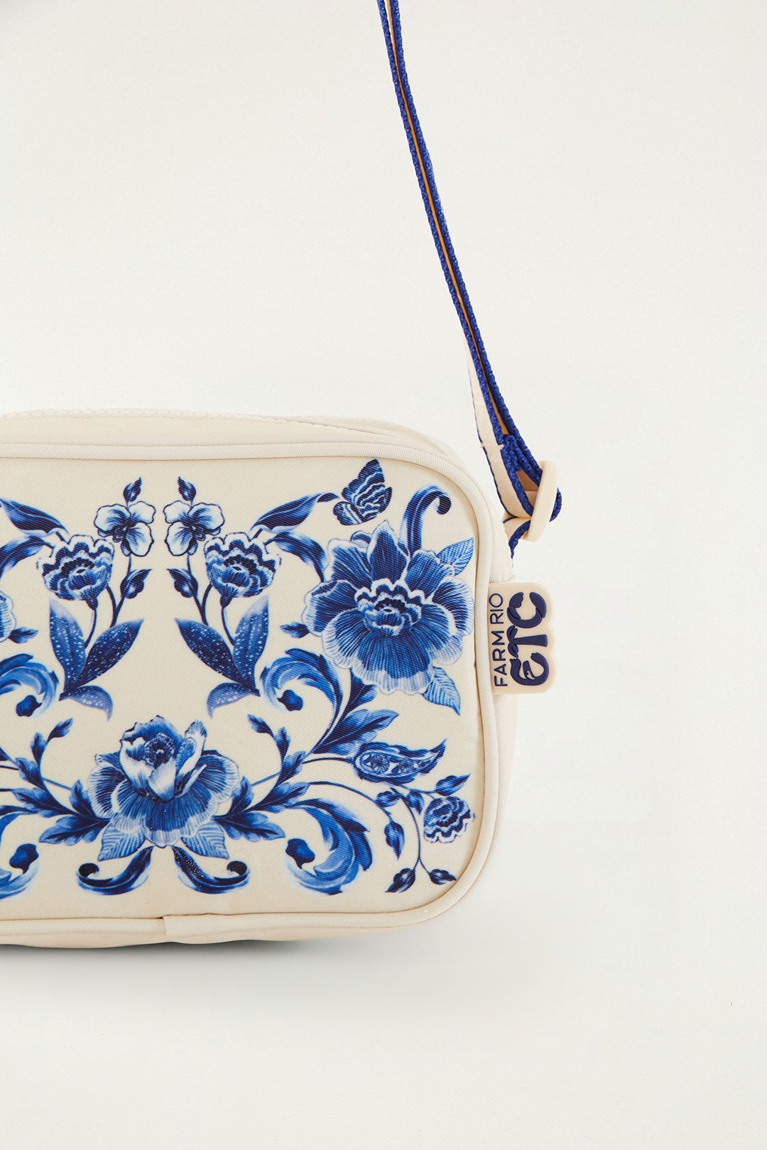 Detalhe da Bolsa Farm Chamego Porcelain com estampa floral azul em off-white e etiqueta da marca Farm Etc
