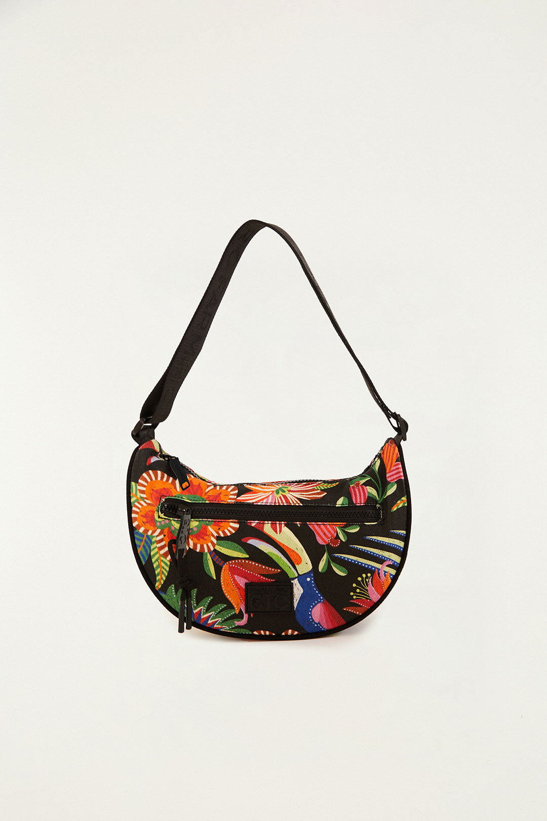 Bolsa Farm Etc Rio Esporte Running estampada em preto com flores e tucanos coloridos, vista de frente Imagem principal do produto