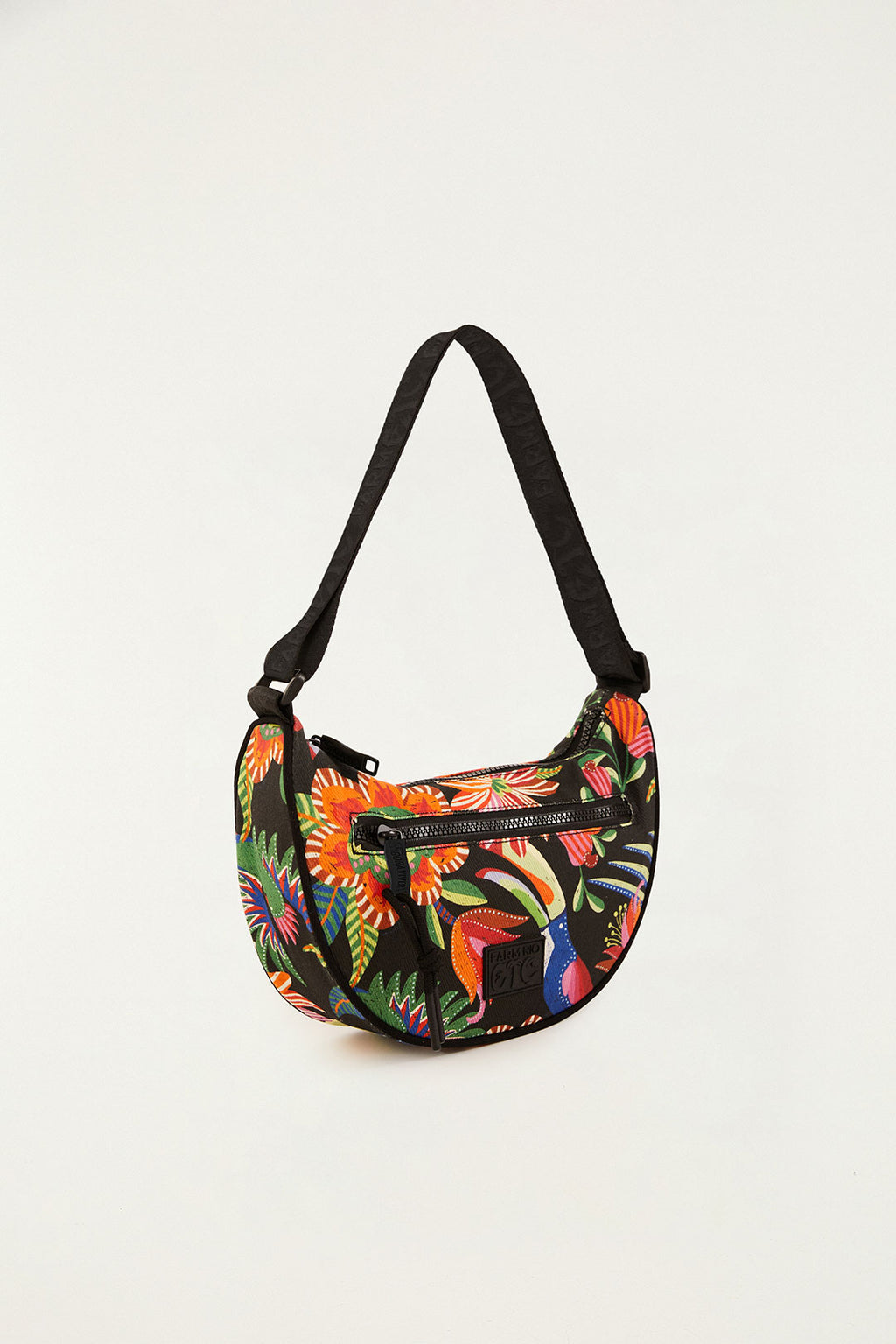 Bolsa Farm Etc Rio Esporte Running estampada em preto com flores laranja e tucano, vista em ângulo lateral
