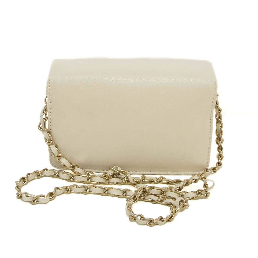 Bolsa Schutz 944 off-white vista de costas, com alça de corrente dourada entrelaçada