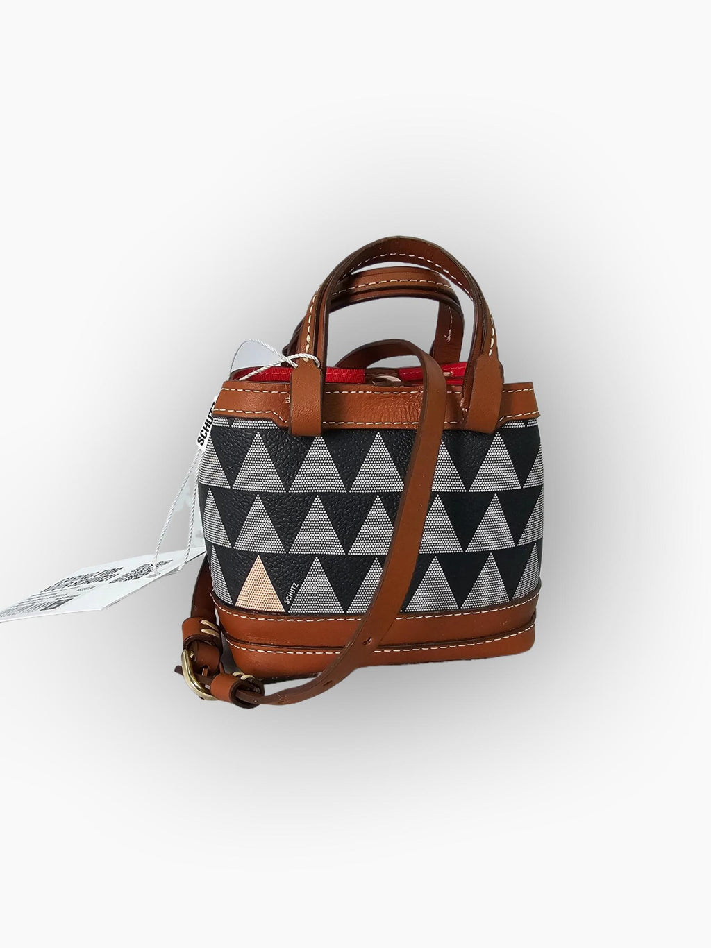 Bolsa Schutz Triangle preta de lado, com alça de ombro de couro caramelo, fivela dourada e etiqueta pendurada