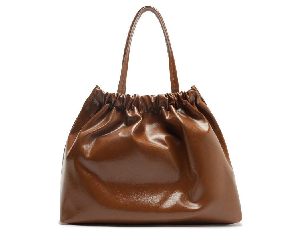 Bolsa Anacapri Shopping Grande Ruched marrom vista de trás, com o couro brilhante e o franzido da boca