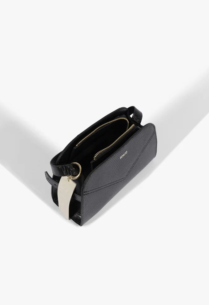 Bolsa tiracolo Schutz Hazel Pequena preta vista de cima, com bolso interno aberto e etiqueta da marca