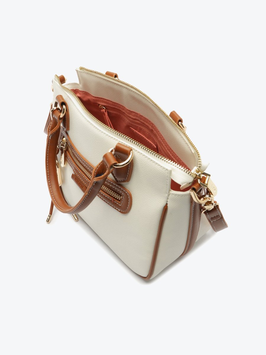Bolsa Anacapri Charm Cadarço branca aberta mostrando o forro vermelho-terracota e o zíper dourado