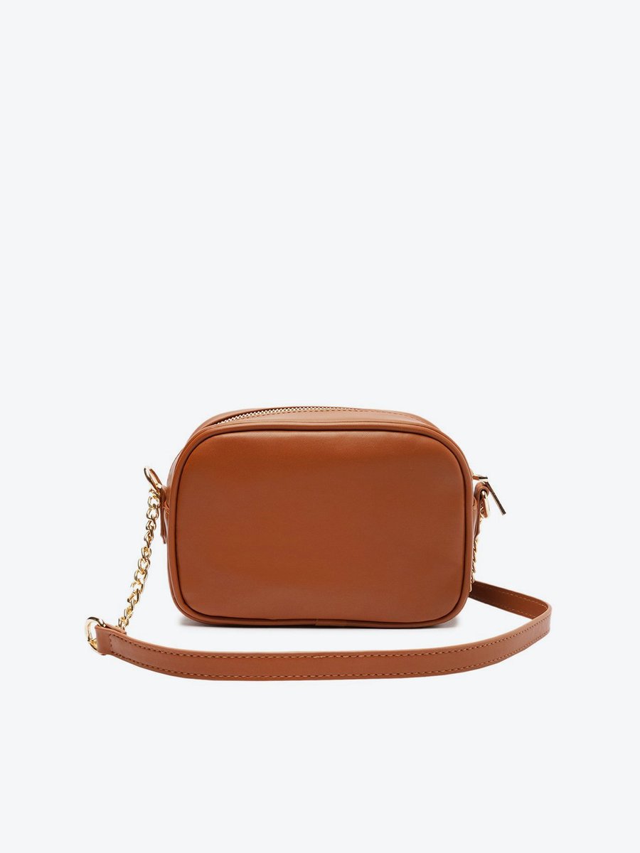 Bolsa tiracolo média Anacapri matelassê zig zag marrom vista de costas com parte traseira lisa